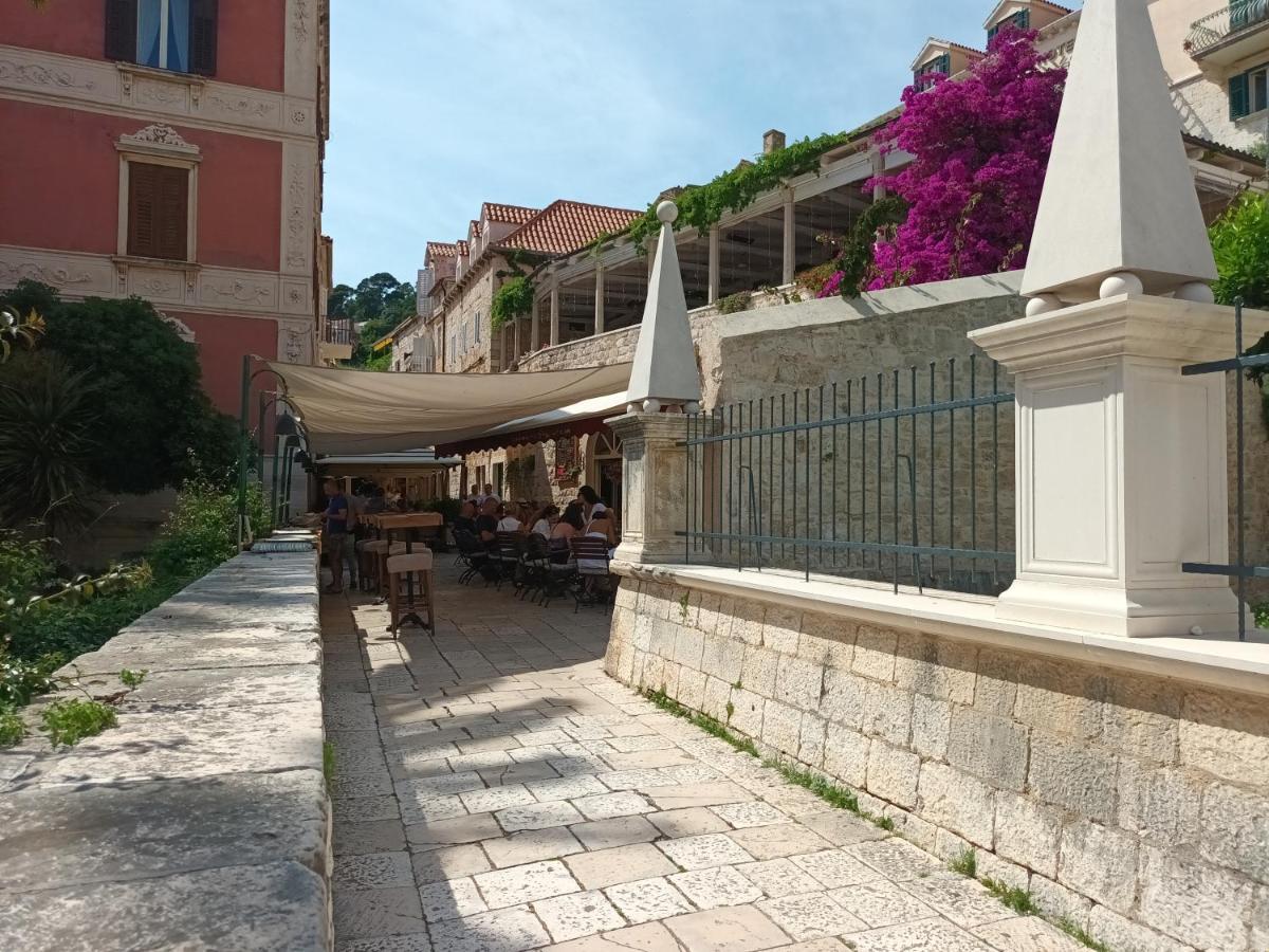 Jesliving Hvar - 2 Bedroom Elegant Apartment With Sea View In Historic Center Of Hvar Town Exterior foto